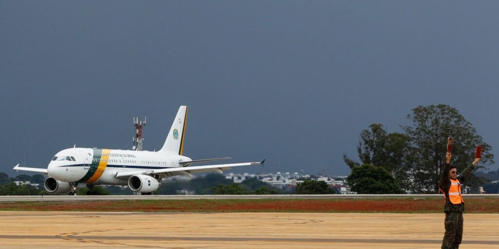 Avião presidencial arremete ao tentar pousar em Sorocaba Avião presidencial arremete ao tentar pousar em Sorocaba