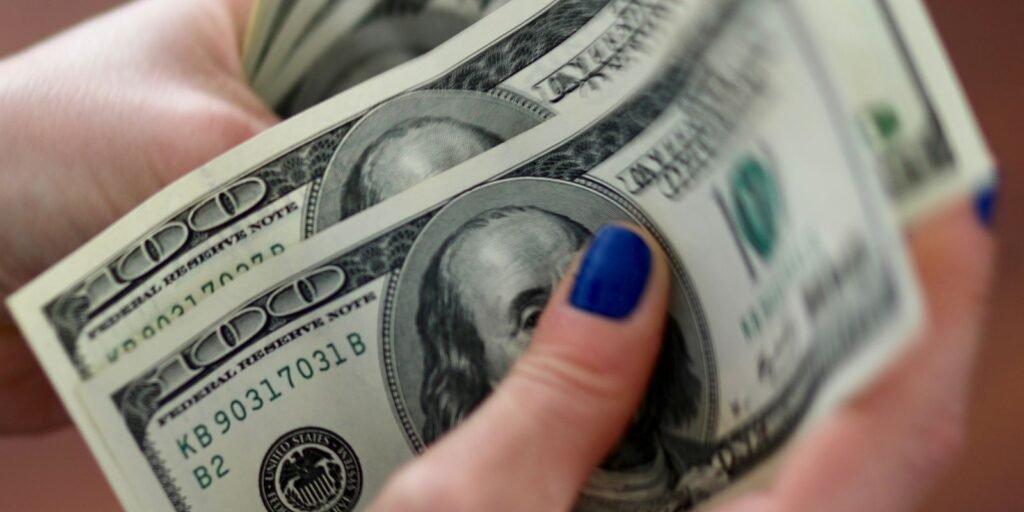 Dólar fecha a R$ 5,67 e atinge menor valor em cinco meses Dólar fecha a R$ 5,67 e atinge menor valor em cinco meses