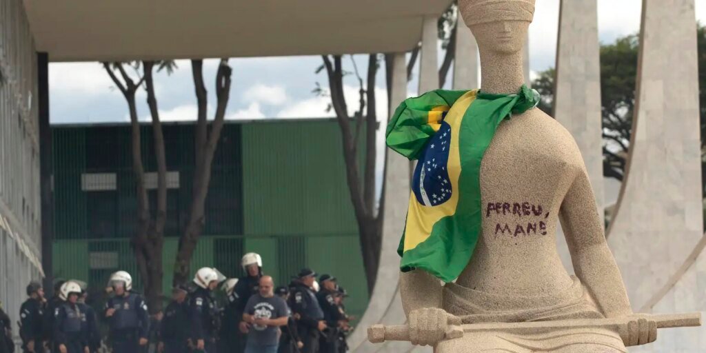 Moraes vota para condenar mulher que pichou “perdeu, mané” no STF