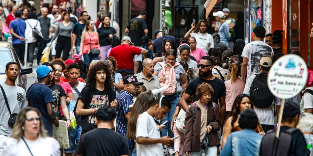 Renda de pessoas negras equivale a 58% da de brancas, mostra estudo